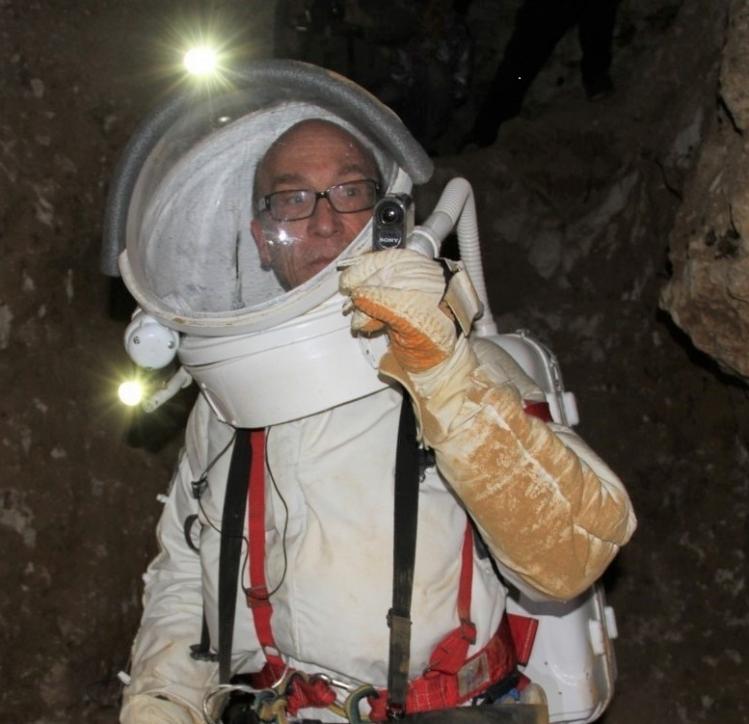 Alain Souchier en tenue de scaphandre (image Association Planète Mars)