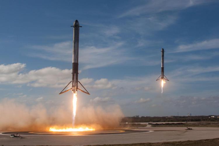Atterrissage des boosters de Falcon Heavy (image Space X)