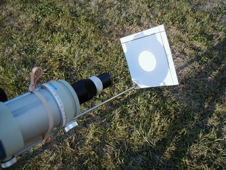 Ecran de projection solaire installé à l'arrière d'une lunette (image SAF)