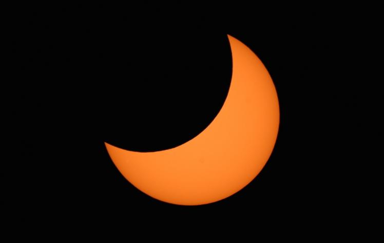 Photo d'une éclipse partielle de Soleil (image Greg Hewgill)