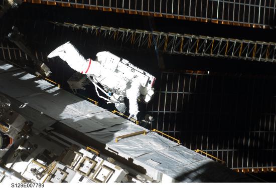 Astronaute à proximité des panneaux solaires