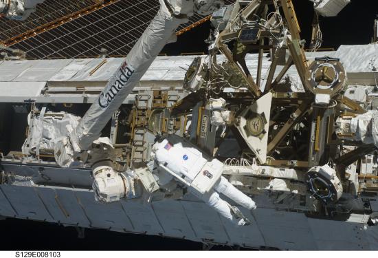 Un cosmonaute au bout du bras robotisé