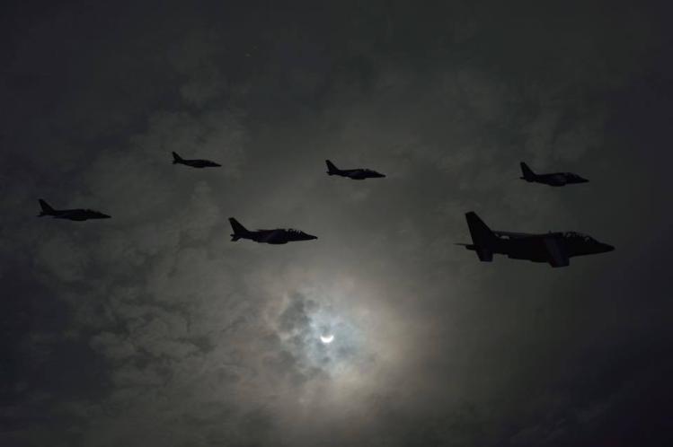 Passage de la Patrouille de France devant l'éclipse (image Armée de l'Air)