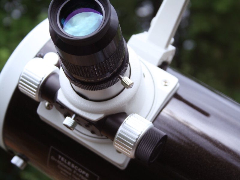 Photo d'un oculaire sur le porte-oculaire d'un télescope (image Google)