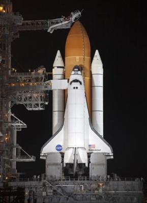 La navette Endeavour sur son pas de tir (image NASA)