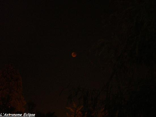 L'éclipse au milieu du ciel urbain (image Jean-Baptiste Faupin)