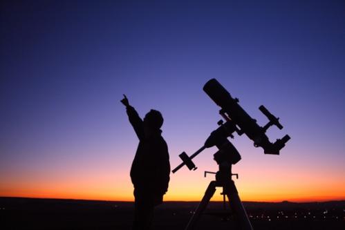 Un observateur et sa lunette... (image Astronomie Reims France)