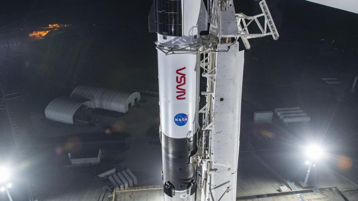 La fusée Falcon 9 et la capsule Dragon 2 sur le pas de tir (image SpaceX)