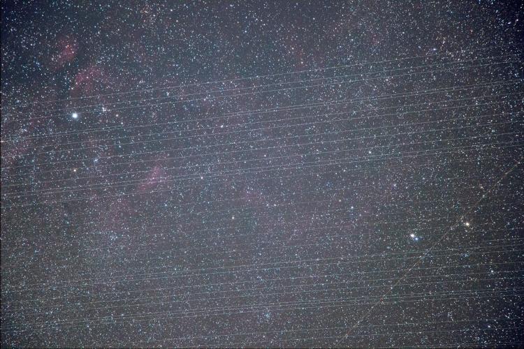 Passage de Starlink sur une large pportion du ciel (image Zsolt Fejes)