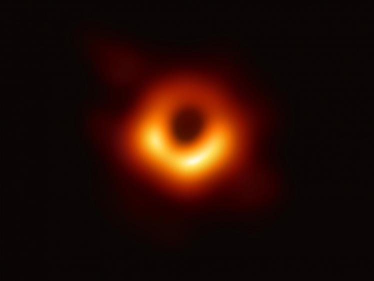 Trou noir situé au centre de M87 (image Event Horizon Telescope)