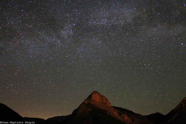 Voie Lactée au dessus du rocher de Pierre-Mont - Alpes (image Jean-Baptiste Faupin)