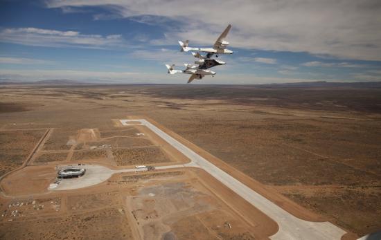 Le spaceship 1 vole au dessus du Spaceport America... (image Virgin Galactic)