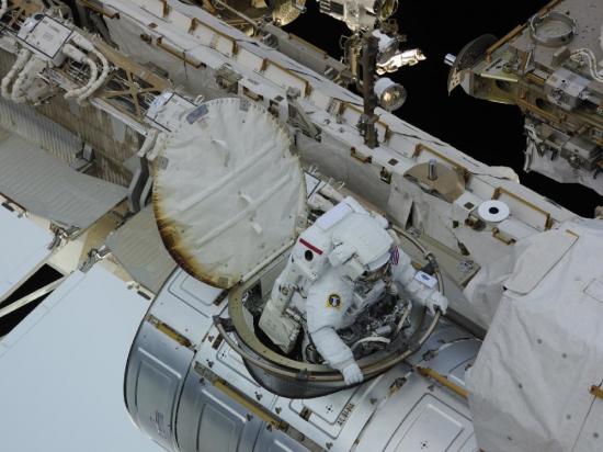 Un astronaute sort pour aller remplacer la pompe installée à l'extérieur... (image NASA)